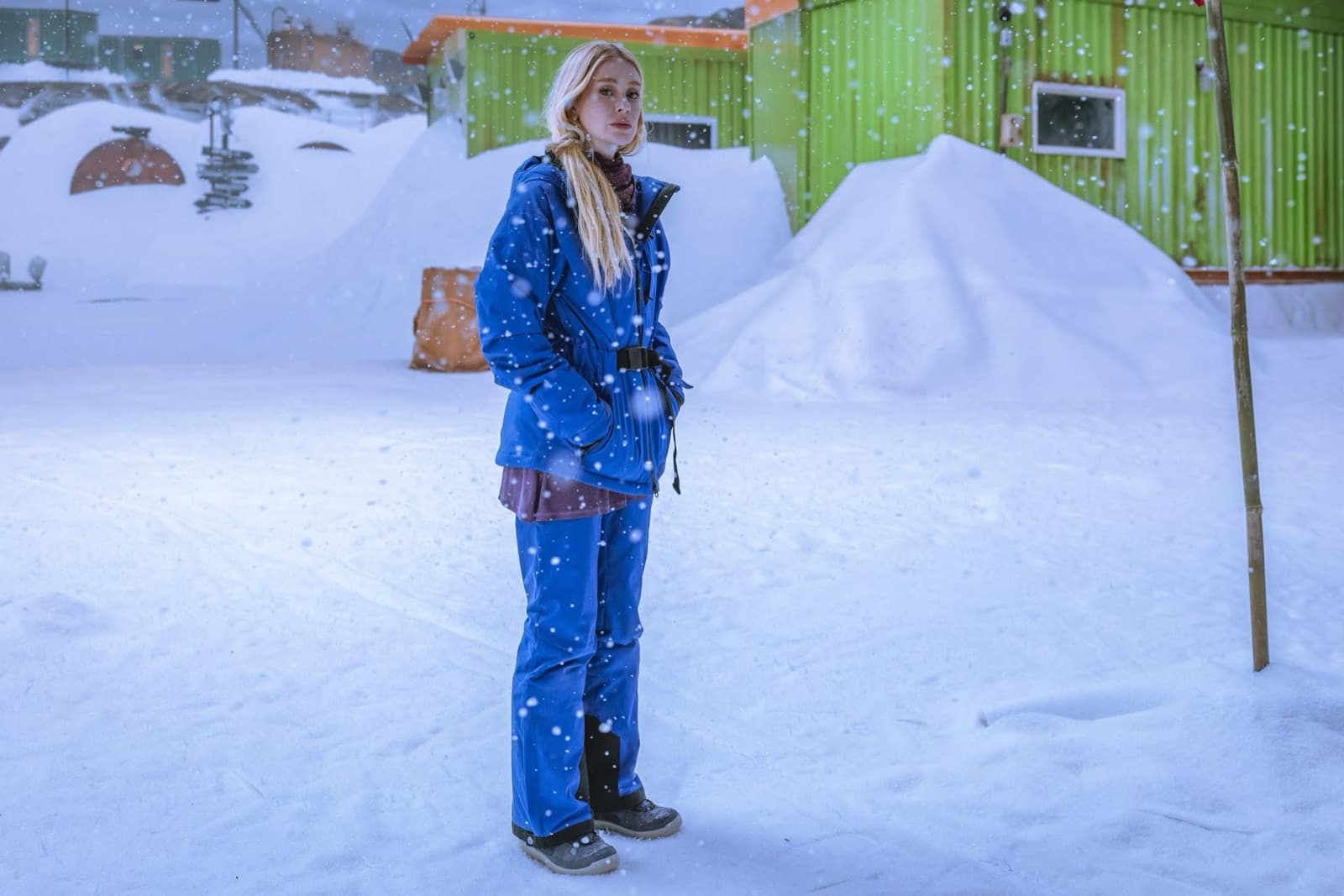 Marina Ruy Barbosa, de casaco azul, em cena de "Antártida" numa base antártica coberta de neve