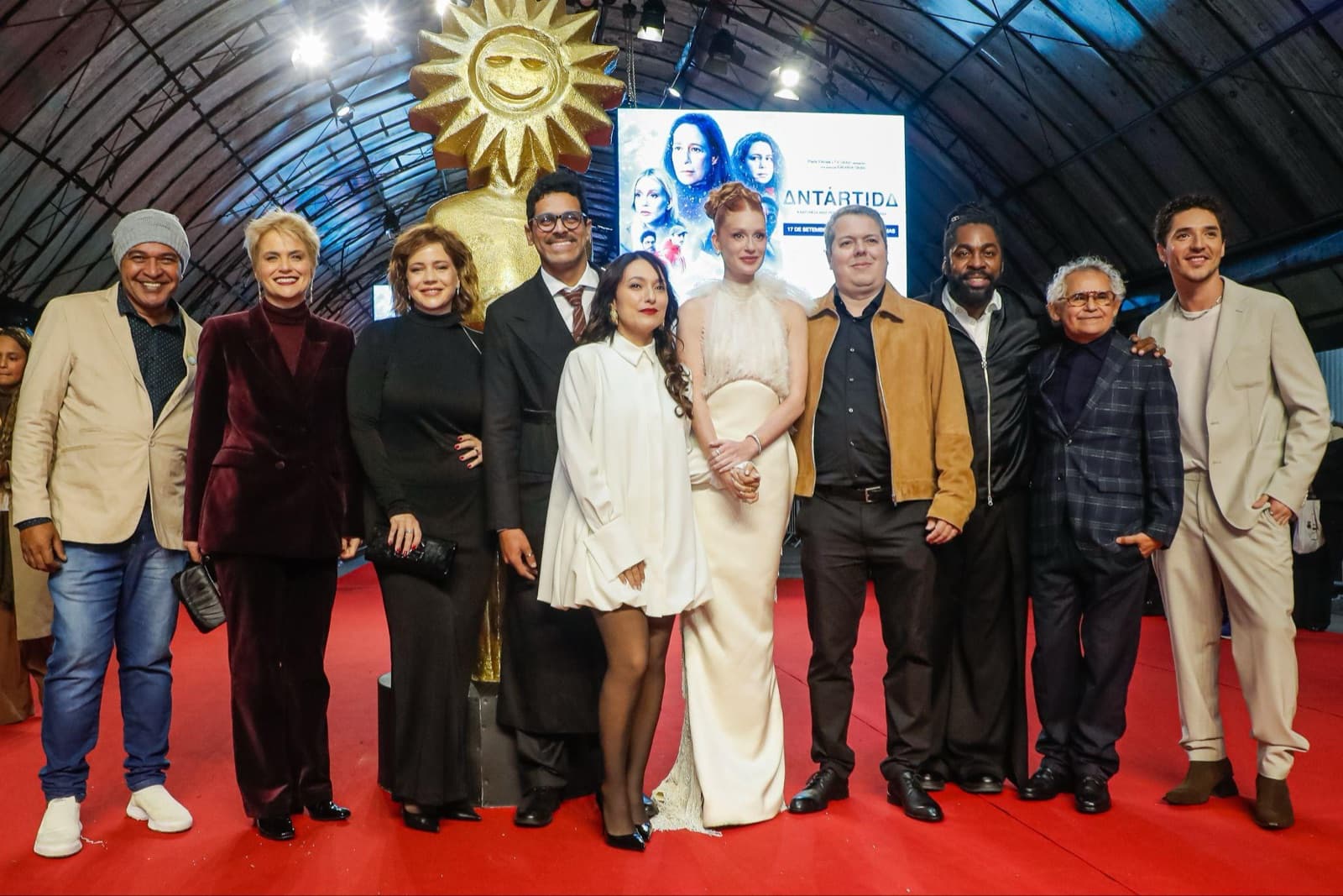 Equipe de “Antártida” reunida no tapete vermelho do Palácio dos Festivais