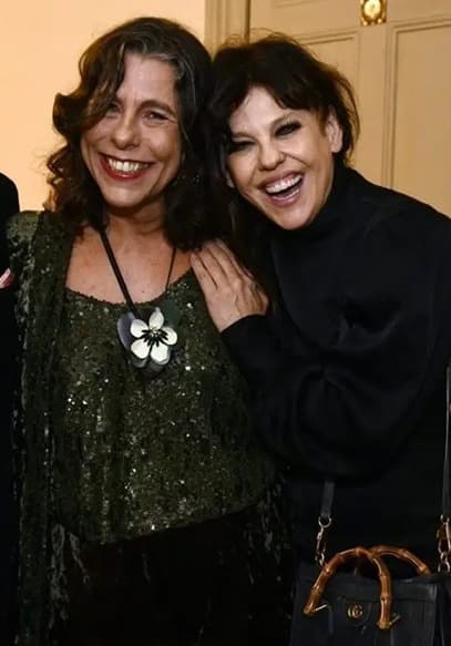 Bárbara Paz e Renata Almeida Magalhães lado a lado, sorrindo