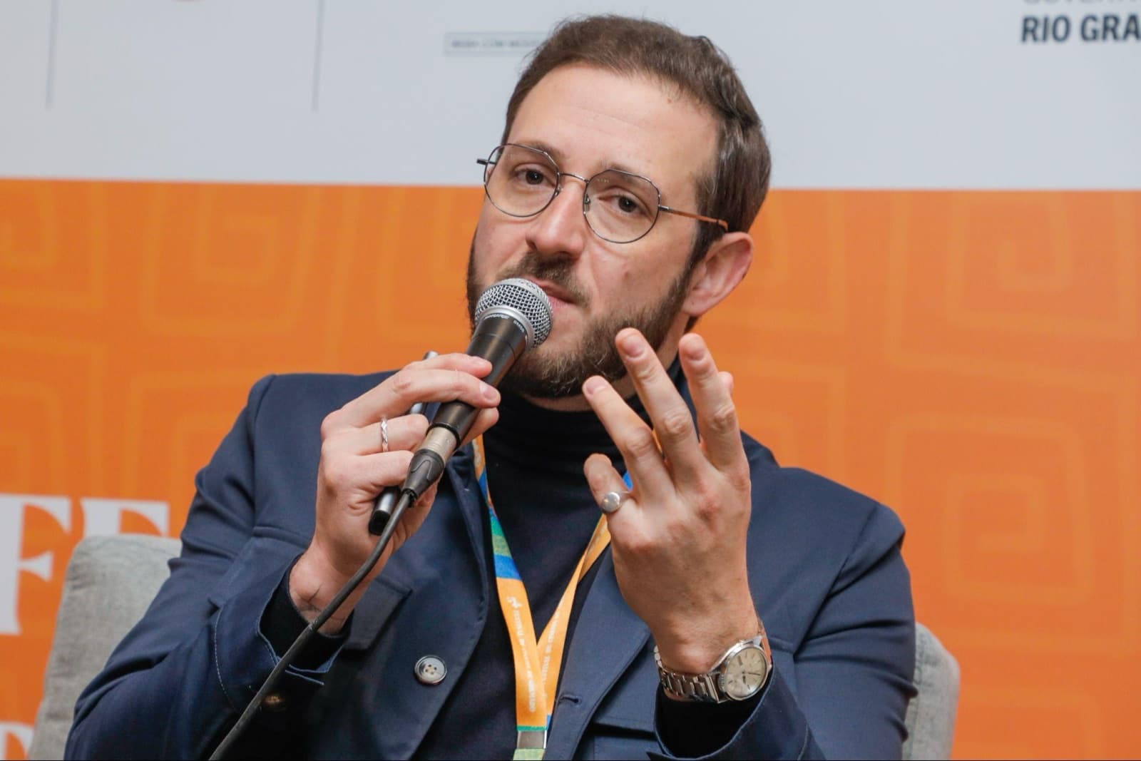 Ricardo Bertolucci, secretário de Turismo de Gramado, fala ao microfone durante painel do Conexões Gramado Film Market