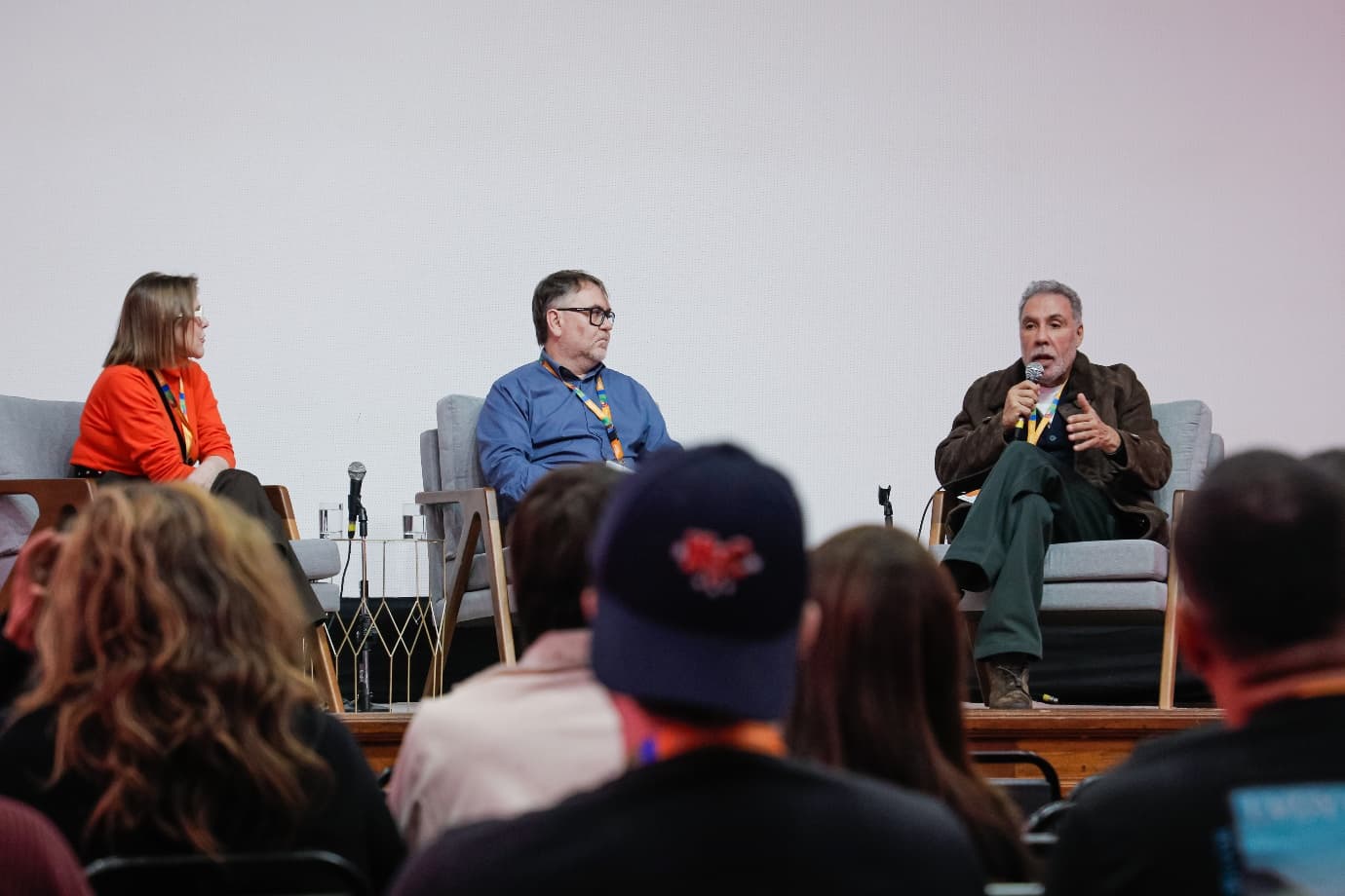 Mesa de debate do Fórum Conexões Gramado Film Market, com três participantes diante do público