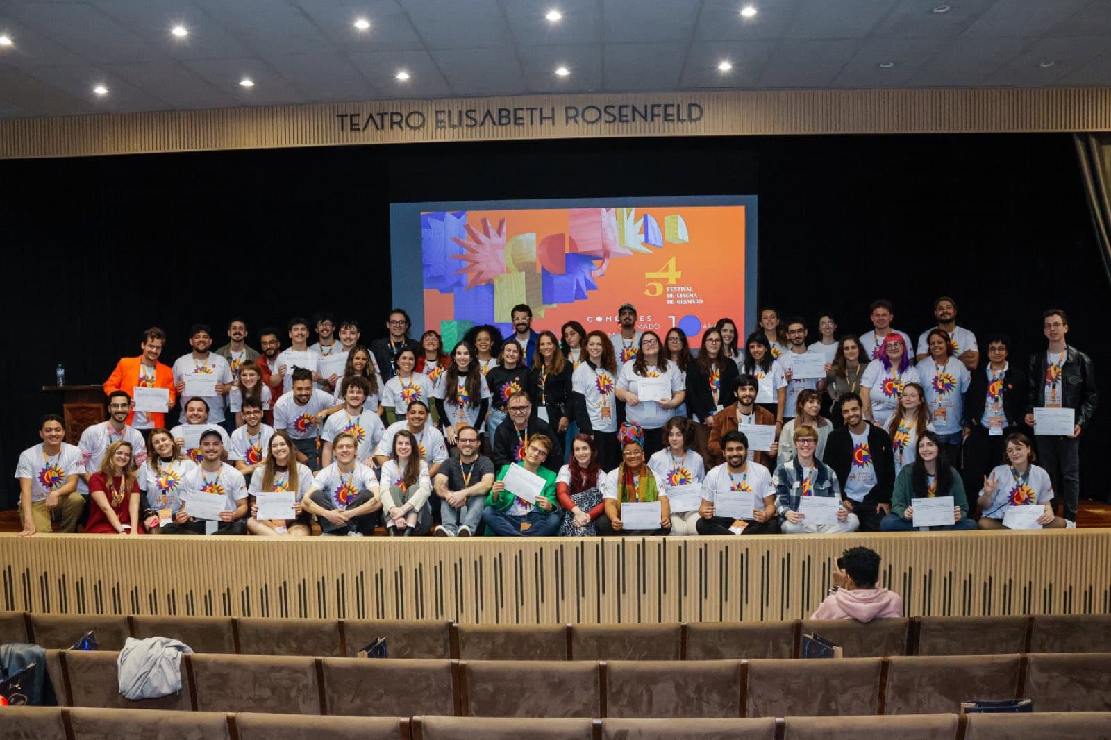 Participantes da Residência para Jovens Cineastas reunidos durante atividade do Gramado Film Market