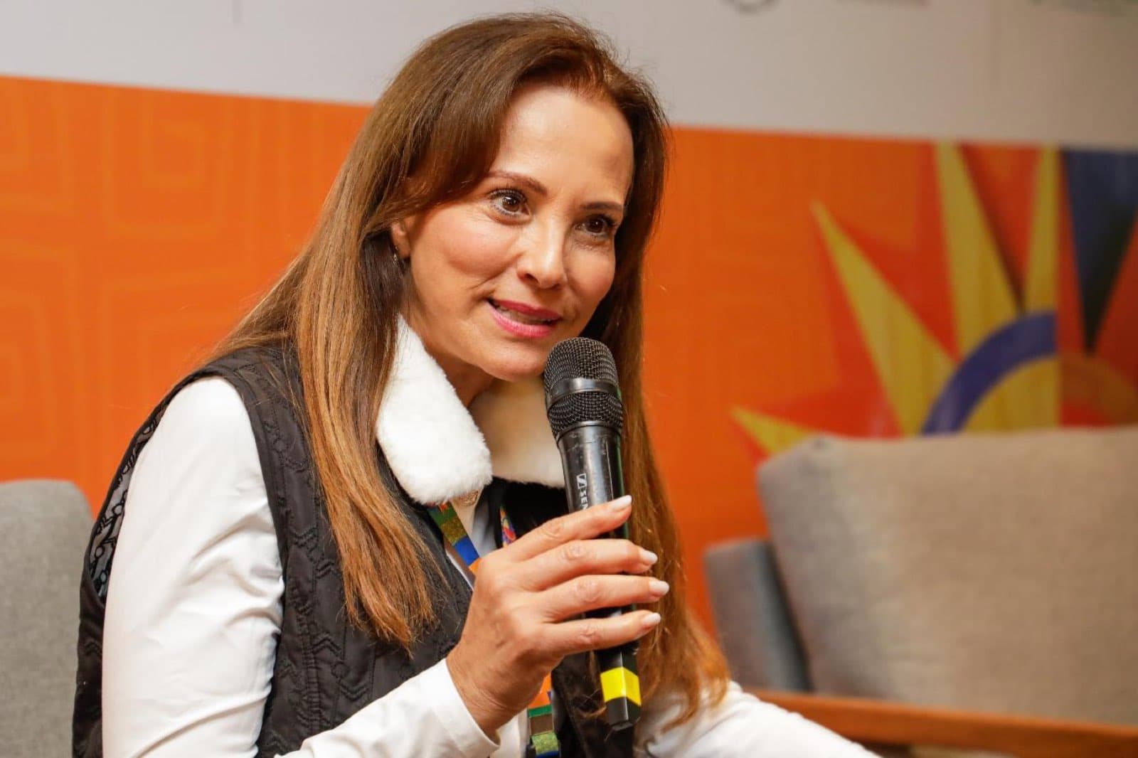 Rosa Helena Volk, presidente da Gramadotur, fala ao microfone durante o Gramado Film Market