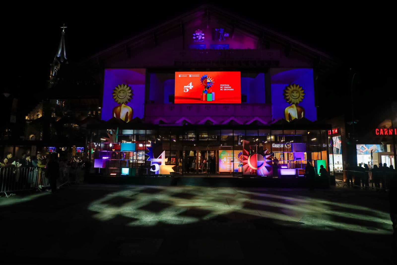 Fachada do Palácio dos Festivais iluminada à noite durante o 54º Festival de Cinema de Gramado