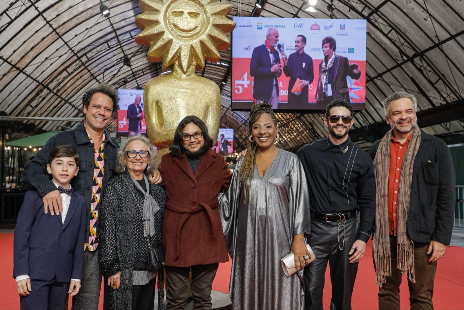 Equipes de “Leite em Pó” e de “Empeleitada” no tapete vermelho do Palácio dos Festivais