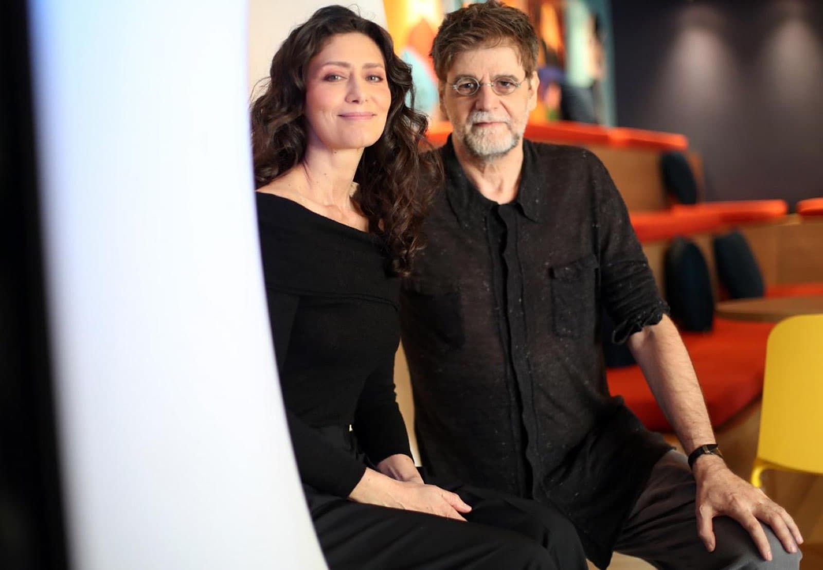 Maria Fernanda Cândido e Luiz Fernando Carvalho sentados lado a lado