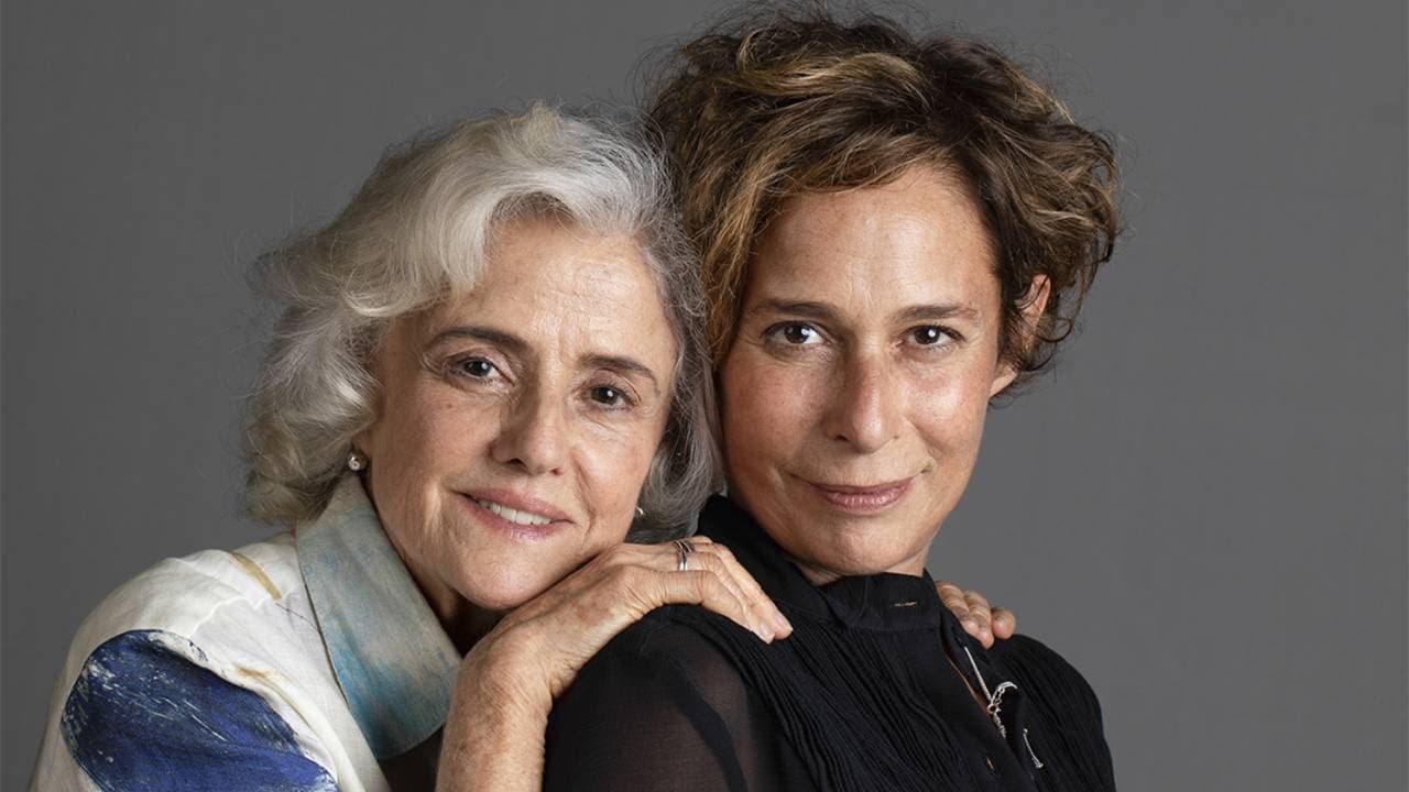 Marieta Severo e Andrea Beltrão lado a lado, abraçadas, em retrato de estúdio