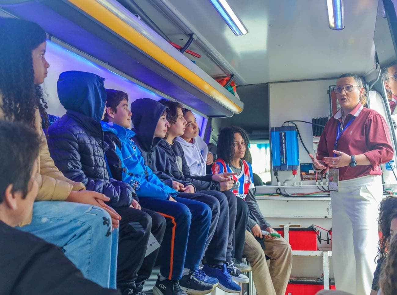 Estudantes sentados acompanham uma apresentação dentro da Nave Solar do EcoCinema